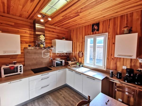 Propriété Béarnaise de caractère, située à 10 minutes d'Orthez en direction de la côte, et bénéficiant d'une vue dominante sur la nature :

Composé de deux maisons d'habitation, cet ensemble immobilier est l'endroit idéal pour un rassemblement familial, une exploitation de gîte rentable, un entrepreneur ayant besoin de nombreux espaces de stationnement et stockage, ou tout simplement pour les amoureux de nature et de calme.

La première maison propose une vie de plain pied sur 69 m², comprenant entrée, séjour, cuisine aménagée/équipée, WC séparé, dégagements avec rangements-penderie et coin buanderie, salle d'eau avec w-c, 2 chambres avec placards-penderies intégrées dont une avec douche et lavabo, l'ensemble fraichement rénové, doté d'une climatisation réversible, de double vitrage récent, d'une micro-station neuve et d'une excellente isolation (DPE en C).
Un jardin coté Sud, terrasse de 60 m², cours avec enrobé, grand préau, joli grange aménagée en atelier et réserve, garage fermé, l'ensemble desservi par une large entrée indépendante avec portail motorisé neuf.

La seconde habitation de 123 m² habitables à finir de rénover, dispose au rez de chaussée d'une arrière cuisine buanderie avec rangements, douche et WC séparé, dégagement, séjour, cuisine, w-c séparé, salle de bains, dégagement, et chambre.
L'étage comprend un couloir qui dessert 2 chambres et un grand bureau ou chambre d'appoint.
Dans les combles de cette Béarnaise, l'isolation a été refaite récemment, sa toiture entièrement refaite à neuf en 1990, l'ensemble charpente / couverture est dans un état impeccable.
Cette seconde maison est tout à fait habitable en l'état : DPE en D, double vitrage pvc partout et climatisation réversible, mais des travaux de remises au normes sont nécessaires au niveau d'une partie de l'électricité, de l’assainissement, de la cuisine et de la salle de bains selon les gouts et les besoins.
Côté extérieurs, vous profiterez d'un jardin plein Sud avec vue sur la nature, d'un puits, d'un grand espace de stationnement privatif, de 2 garages ouverts, d'un cabanon de jardin, d'un grand espace de stockage/aménagements extérieurs avec appentis, d'un magnifique terrain plat avec vue dégagée, à côté d'une jolie foret pour vos balades.

L'ensemble de cette propriété est desservi de manière indépendante par trois entrées pour vos véhicules, et l'ensemble immobilier vient d'être borné en trois grandes parcelles : selon les projets et les besoins, vous pouvez revendre ou mettre en location chaque parcelle à votre guise !
N.B. : 2 compteurs électriques indépendants, également idéal pour démarrer immédiatement une activité de gîte très rentable !

Contactez moi, je me ferai un plaisir de vous présenter ce bel ensemble immobilier à fort potentiel, au calme absolu.