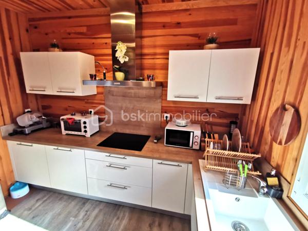 Propriété Béarnaise de caractère, située à 10 minutes d'Orthez en direction de la côte, et bénéficiant d'une vue dominante sur la nature :

Composé de deux maisons d'habitation, cet ensemble immobilier est l'endroit idéal pour un rassemblement familial, une exploitation de gîte rentable, un entrepreneur ayant besoin de nombreux espaces de stationnement et stockage, ou tout simplement pour les amoureux de nature et de calme.

La première maison propose une vie de plain pied sur 69 m², comprenant entrée, séjour, cuisine aménagée/équipée, WC séparé, dégagements avec rangements-penderie et coin buanderie, salle d'eau avec w-c, 2 chambres avec placards-penderies intégrées dont une avec douche et lavabo, l'ensemble fraichement rénové, doté d'une climatisation réversible, de double vitrage récent, d'une micro-station neuve et d'une excellente isolation (DPE en C).
Un jardin coté Sud, terrasse de 60 m², cours avec enrobé, grand préau, joli grange aménagée en atelier et réserve, garage fermé, l'ensemble desservi par une large entrée indépendante avec portail motorisé neuf.

La seconde habitation de 123 m² habitables à finir de rénover, dispose au rez de chaussée d'une arrière cuisine buanderie avec rangements, douche et WC séparé, dégagement, séjour, cuisine, w-c séparé, salle de bains, dégagement, et chambre.
L'étage comprend un couloir qui dessert 2 chambres et un grand bureau ou chambre d'appoint.
Dans les combles de cette Béarnaise, l'isolation a été refaite récemment, sa toiture entièrement refaite à neuf en 1990, l'ensemble charpente / couverture est dans un état impeccable.
Cette seconde maison est tout à fait habitable en l'état : DPE en D, double vitrage pvc partout et climatisation réversible, mais des travaux de remises au normes sont nécessaires au niveau d'une partie de l'électricité, de l’assainissement, de la cuisine et de la salle de bains selon les gouts et les besoins.
Côté extérieurs, vous profiterez d'un jardin plein Sud avec vue sur la nature, d'un puits, d'un grand espace de stationnement privatif, de 2 garages ouverts, d'un cabanon de jardin, d'un grand espace de stockage/aménagements extérieurs avec appentis, d'un magnifique terrain plat avec vue dégagée, à côté d'une jolie foret pour vos balades.

L'ensemble de cette propriété est desservi de manière indépendante par trois entrées pour vos véhicules, et l'ensemble immobilier vient d'être borné en trois grandes parcelles : selon les projets et les besoins, vous pouvez revendre ou mettre en location chaque parcelle à votre guise !
N.B. : 2 compteurs électriques indépendants, également idéal pour démarrer immédiatement une activité de gîte très rentable !

Contactez moi, je me ferai un plaisir de vous présenter ce bel ensemble immobilier à fort potentiel, au calme absolu.