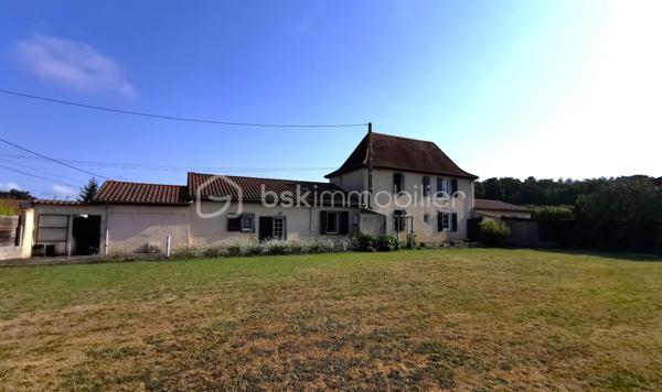 Propriété Béarnaise de caractère, située à 10 minutes d'Orthez en direction de la côte, et bénéficiant d'une vue dominante sur la nature :

Composé de deux maisons d'habitation, cet ensemble immobilier est l'endroit idéal pour un rassemblement familial, une exploitation de gîte rentable, un entrepreneur ayant besoin de nombreux espaces de stationnement et stockage, ou tout simplement pour les amoureux de nature et de calme.

La première maison propose une vie de plain pied sur 69 m², comprenant entrée, séjour, cuisine aménagée/équipée, WC séparé, dégagements avec rangements-penderie et coin buanderie, salle d'eau avec w-c, 2 chambres avec placards-penderies intégrées dont une avec douche et lavabo, l'ensemble fraichement rénové, doté d'une climatisation réversible, de double vitrage récent, d'une micro-station neuve et d'une excellente isolation (DPE en C).
Un jardin coté Sud, terrasse de 60 m², cours avec enrobé, grand préau, joli grange aménagée en atelier et réserve, garage fermé, l'ensemble desservi par une large entrée indépendante avec portail motorisé neuf.

La seconde habitation de 123 m² habitables à finir de rénover, dispose au rez de chaussée d'une arrière cuisine buanderie avec rangements, douche et WC séparé, dégagement, séjour, cuisine, w-c séparé, salle de bains, dégagement, et chambre.
L'étage comprend un couloir qui dessert 2 chambres et un grand bureau ou chambre d'appoint.
Dans les combles de cette Béarnaise, l'isolation a été refaite récemment, sa toiture entièrement refaite à neuf en 1990, l'ensemble charpente / couverture est dans un état impeccable.
Cette seconde maison est tout à fait habitable en l'état : DPE en D, double vitrage pvc partout et climatisation réversible, mais des travaux de remises au normes sont nécessaires au niveau d'une partie de l'électricité, de l’assainissement, de la cuisine et de la salle de bains selon les gouts et les besoins.
Côté extérieurs, vous profiterez d'un jardin plein Sud avec vue sur la nature, d'un puits, d'un grand espace de stationnement privatif, de 2 garages ouverts, d'un cabanon de jardin, d'un grand espace de stockage/aménagements extérieurs avec appentis, d'un magnifique terrain plat avec vue dégagée, à côté d'une jolie foret pour vos balades.

L'ensemble de cette propriété est desservi de manière indépendante par trois entrées pour vos véhicules, et l'ensemble immobilier vient d'être borné en trois grandes parcelles : selon les projets et les besoins, vous pouvez revendre ou mettre en location chaque parcelle à votre guise !
N.B. : 2 compteurs électriques indépendants, également idéal pour démarrer immédiatement une activité de gîte très rentable !

Contactez moi, je me ferai un plaisir de vous présenter ce bel ensemble immobilier à fort potentiel, au calme absolu.