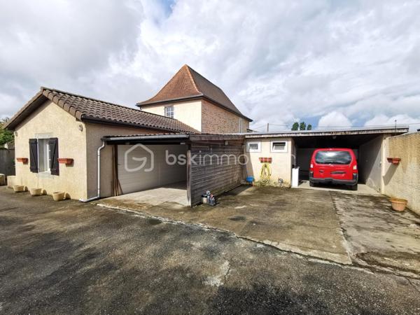 Propriété Béarnaise de caractère, située à 10 minutes d'Orthez en direction de la côte, et bénéficiant d'une vue dominante sur la nature :

Composé de deux maisons d'habitation, cet ensemble immobilier est l'endroit idéal pour un rassemblement familial, une exploitation de gîte rentable, un entrepreneur ayant besoin de nombreux espaces de stationnement et stockage, ou tout simplement pour les amoureux de nature et de calme.

La première maison propose une vie de plain pied sur 69 m², comprenant entrée, séjour, cuisine aménagée/équipée, WC séparé, dégagements avec rangements-penderie et coin buanderie, salle d'eau avec w-c, 2 chambres avec placards-penderies intégrées dont une avec douche et lavabo, l'ensemble fraichement rénové, doté d'une climatisation réversible, de double vitrage récent, d'une micro-station neuve et d'une excellente isolation (DPE en C).
Un jardin coté Sud, terrasse de 60 m², cours avec enrobé, grand préau, joli grange aménagée en atelier et réserve, garage fermé, l'ensemble desservi par une large entrée indépendante avec portail motorisé neuf.

La seconde habitation de 123 m² habitables à finir de rénover, dispose au rez de chaussée d'une arrière cuisine buanderie avec rangements, douche et WC séparé, dégagement, séjour, cuisine, w-c séparé, salle de bains, dégagement, et chambre.
L'étage comprend un couloir qui dessert 2 chambres et un grand bureau ou chambre d'appoint.
Dans les combles de cette Béarnaise, l'isolation a été refaite récemment, sa toiture entièrement refaite à neuf en 1990, l'ensemble charpente / couverture est dans un état impeccable.
Cette seconde maison est tout à fait habitable en l'état : DPE en D, double vitrage pvc partout et climatisation réversible, mais des travaux de remises au normes sont nécessaires au niveau d'une partie de l'électricité, de l’assainissement, de la cuisine et de la salle de bains selon les gouts et les besoins.
Côté extérieurs, vous profiterez d'un jardin plein Sud avec vue sur la nature, d'un puits, d'un grand espace de stationnement privatif, de 2 garages ouverts, d'un cabanon de jardin, d'un grand espace de stockage/aménagements extérieurs avec appentis, d'un magnifique terrain plat avec vue dégagée, à côté d'une jolie foret pour vos balades.

L'ensemble de cette propriété est desservi de manière indépendante par trois entrées pour vos véhicules, et l'ensemble immobilier vient d'être borné en trois grandes parcelles : selon les projets et les besoins, vous pouvez revendre ou mettre en location chaque parcelle à votre guise !
N.B. : 2 compteurs électriques indépendants, également idéal pour démarrer immédiatement une activité de gîte très rentable !

Contactez moi, je me ferai un plaisir de vous présenter ce bel ensemble immobilier à fort potentiel, au calme absolu.