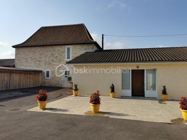 Propriété Béarnaise de caractère, située à 10 minutes d'Orthez en direction de la côte, et bénéficiant d'une vue dominante sur la nature :

Composé de deux maisons d'habitation, cet ensemble immobilier est l'endroit idéal pour un rassemblement familial, une exploitation de gîte rentable, un entrepreneur ayant besoin de nombreux espaces de stationnement et stockage, ou tout simplement pour les amoureux de nature et de calme.

La première maison propose une vie de plain pied sur 69 m², comprenant entrée, séjour, cuisine aménagée/équipée, WC séparé, dégagements avec rangements-penderie et coin buanderie, salle d'eau avec w-c, 2 chambres avec placards-penderies intégrées dont une avec douche et lavabo, l'ensemble fraichement rénové, doté d'une climatisation réversible, de double vitrage récent, d'une micro-station neuve et d'une excellente isolation (DPE en C).
Un jardin coté Sud, terrasse de 60 m², cours avec enrobé, grand préau, joli grange aménagée en atelier et réserve, garage fermé, l'ensemble desservi par une large entrée indépendante avec portail motorisé neuf.

La seconde habitation de 123 m² habitables à finir de rénover, dispose au rez de chaussée d'une arrière cuisine buanderie avec rangements, douche et WC séparé, dégagement, séjour, cuisine, w-c séparé, salle de bains, dégagement, et chambre.
L'étage comprend un couloir qui dessert 2 chambres et un grand bureau ou chambre d'appoint.
Dans les combles de cette Béarnaise, l'isolation a été refaite récemment, sa toiture entièrement refaite à neuf en 1990, l'ensemble charpente / couverture est dans un état impeccable.
Cette seconde maison est tout à fait habitable en l'état : DPE en D, double vitrage pvc partout et climatisation réversible, mais des travaux de remises au normes sont nécessaires au niveau d'une partie de l'électricité, de l’assainissement, de la cuisine et de la salle de bains selon les gouts et les besoins.
Côté extérieurs, vous profiterez d'un jardin plein Sud avec vue sur la nature, d'un puits, d'un grand espace de stationnement privatif, de 2 garages ouverts, d'un cabanon de jardin, d'un grand espace de stockage/aménagements extérieurs avec appentis, d'un magnifique terrain plat avec vue dégagée, à côté d'une jolie foret pour vos balades.

L'ensemble de cette propriété est desservi de manière indépendante par trois entrées pour vos véhicules, et l'ensemble immobilier vient d'être borné en trois grandes parcelles : selon les projets et les besoins, vous pouvez revendre ou mettre en location chaque parcelle à votre guise !
N.B. : 2 compteurs électriques indépendants, également idéal pour démarrer immédiatement une activité de gîte très rentable !

Contactez moi, je me ferai un plaisir de vous présenter ce bel ensemble immobilier à fort potentiel, au calme absolu.