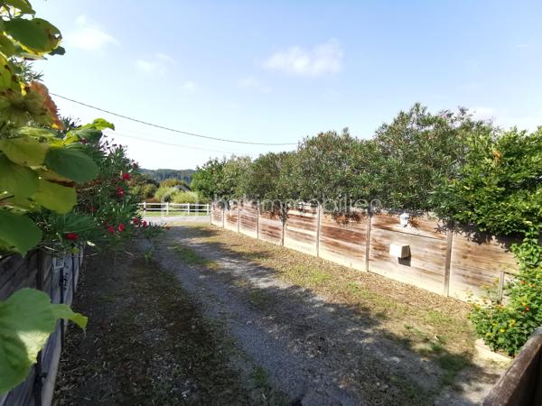 Propriété Béarnaise de caractère, située à 10 minutes d'Orthez en direction de la côte, et bénéficiant d'une vue dominante sur la nature :

Composé de deux maisons d'habitation, cet ensemble immobilier est l'endroit idéal pour un rassemblement familial, une exploitation de gîte rentable, un entrepreneur ayant besoin de nombreux espaces de stationnement et stockage, ou tout simplement pour les amoureux de nature et de calme.

La première maison propose une vie de plain pied sur 69 m², comprenant entrée, séjour, cuisine aménagée/équipée, WC séparé, dégagements avec rangements-penderie et coin buanderie, salle d'eau avec w-c, 2 chambres avec placards-penderies intégrées dont une avec douche et lavabo, l'ensemble fraichement rénové, doté d'une climatisation réversible, de double vitrage récent, d'une micro-station neuve et d'une excellente isolation (DPE en C).
Un jardin coté Sud, terrasse de 60 m², cours avec enrobé, grand préau, joli grange aménagée en atelier et réserve, garage fermé, l'ensemble desservi par une large entrée indépendante avec portail motorisé neuf.

La seconde habitation de 123 m² habitables à finir de rénover, dispose au rez de chaussée d'une arrière cuisine buanderie avec rangements, douche et WC séparé, dégagement, séjour, cuisine, w-c séparé, salle de bains, dégagement, et chambre.
L'étage comprend un couloir qui dessert 2 chambres et un grand bureau ou chambre d'appoint.
Dans les combles de cette Béarnaise, l'isolation a été refaite récemment, sa toiture entièrement refaite à neuf en 1990, l'ensemble charpente / couverture est dans un état impeccable.
Cette seconde maison est tout à fait habitable en l'état : DPE en D, double vitrage pvc partout et climatisation réversible, mais des travaux de remises au normes sont nécessaires au niveau d'une partie de l'électricité, de l’assainissement, de la cuisine et de la salle de bains selon les gouts et les besoins.
Côté extérieurs, vous profiterez d'un jardin plein Sud avec vue sur la nature, d'un puits, d'un grand espace de stationnement privatif, de 2 garages ouverts, d'un cabanon de jardin, d'un grand espace de stockage/aménagements extérieurs avec appentis, d'un magnifique terrain plat avec vue dégagée, à côté d'une jolie foret pour vos balades.

L'ensemble de cette propriété est desservi de manière indépendante par trois entrées pour vos véhicules, et l'ensemble immobilier vient d'être borné en trois grandes parcelles : selon les projets et les besoins, vous pouvez revendre ou mettre en location chaque parcelle à votre guise !
N.B. : 2 compteurs électriques indépendants, également idéal pour démarrer immédiatement une activité de gîte très rentable !

Contactez moi, je me ferai un plaisir de vous présenter ce bel ensemble immobilier à fort potentiel, au calme absolu.