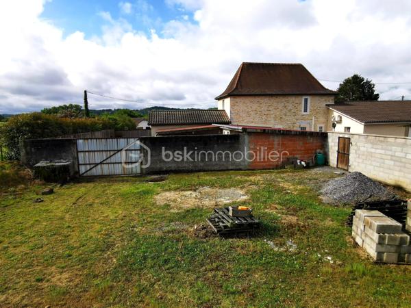 Propriété Béarnaise de caractère, située à 10 minutes d'Orthez en direction de la côte, et bénéficiant d'une vue dominante sur la nature :

Composé de deux maisons d'habitation, cet ensemble immobilier est l'endroit idéal pour un rassemblement familial, une exploitation de gîte rentable, un entrepreneur ayant besoin de nombreux espaces de stationnement et stockage, ou tout simplement pour les amoureux de nature et de calme.

La première maison propose une vie de plain pied sur 69 m², comprenant entrée, séjour, cuisine aménagée/équipée, WC séparé, dégagements avec rangements-penderie et coin buanderie, salle d'eau avec w-c, 2 chambres avec placards-penderies intégrées dont une avec douche et lavabo, l'ensemble fraichement rénové, doté d'une climatisation réversible, de double vitrage récent, d'une micro-station neuve et d'une excellente isolation (DPE en C).
Un jardin coté Sud, terrasse de 60 m², cours avec enrobé, grand préau, joli grange aménagée en atelier et réserve, garage fermé, l'ensemble desservi par une large entrée indépendante avec portail motorisé neuf.

La seconde habitation de 123 m² habitables à finir de rénover, dispose au rez de chaussée d'une arrière cuisine buanderie avec rangements, douche et WC séparé, dégagement, séjour, cuisine, w-c séparé, salle de bains, dégagement, et chambre.
L'étage comprend un couloir qui dessert 2 chambres et un grand bureau ou chambre d'appoint.
Dans les combles de cette Béarnaise, l'isolation a été refaite récemment, sa toiture entièrement refaite à neuf en 1990, l'ensemble charpente / couverture est dans un état impeccable.
Cette seconde maison est tout à fait habitable en l'état : DPE en D, double vitrage pvc partout et climatisation réversible, mais des travaux de remises au normes sont nécessaires au niveau d'une partie de l'électricité, de l’assainissement, de la cuisine et de la salle de bains selon les gouts et les besoins.
Côté extérieurs, vous profiterez d'un jardin plein Sud avec vue sur la nature, d'un puits, d'un grand espace de stationnement privatif, de 2 garages ouverts, d'un cabanon de jardin, d'un grand espace de stockage/aménagements extérieurs avec appentis, d'un magnifique terrain plat avec vue dégagée, à côté d'une jolie foret pour vos balades.

L'ensemble de cette propriété est desservi de manière indépendante par trois entrées pour vos véhicules, et l'ensemble immobilier vient d'être borné en trois grandes parcelles : selon les projets et les besoins, vous pouvez revendre ou mettre en location chaque parcelle à votre guise !
N.B. : 2 compteurs électriques indépendants, également idéal pour démarrer immédiatement une activité de gîte très rentable !

Contactez moi, je me ferai un plaisir de vous présenter ce bel ensemble immobilier à fort potentiel, au calme absolu.