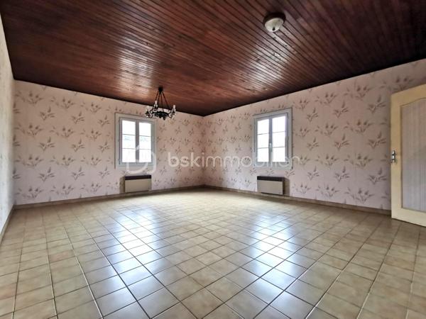 Propriété Béarnaise de caractère, située à 10 minutes d'Orthez en direction de la côte, et bénéficiant d'une vue dominante sur la nature :

Composé de deux maisons d'habitation, cet ensemble immobilier est l'endroit idéal pour un rassemblement familial, une exploitation de gîte rentable, un entrepreneur ayant besoin de nombreux espaces de stationnement et stockage, ou tout simplement pour les amoureux de nature et de calme.

La première maison propose une vie de plain pied sur 69 m², comprenant entrée, séjour, cuisine aménagée/équipée, WC séparé, dégagements avec rangements-penderie et coin buanderie, salle d'eau avec w-c, 2 chambres avec placards-penderies intégrées dont une avec douche et lavabo, l'ensemble fraichement rénové, doté d'une climatisation réversible, de double vitrage récent, d'une micro-station neuve et d'une excellente isolation (DPE en C).
Un jardin coté Sud, terrasse de 60 m², cours avec enrobé, grand préau, joli grange aménagée en atelier et réserve, garage fermé, l'ensemble desservi par une large entrée indépendante avec portail motorisé neuf.

La seconde habitation de 123 m² habitables à finir de rénover, dispose au rez de chaussée d'une arrière cuisine buanderie avec rangements, douche et WC séparé, dégagement, séjour, cuisine, w-c séparé, salle de bains, dégagement, et chambre.
L'étage comprend un couloir qui dessert 2 chambres et un grand bureau ou chambre d'appoint.
Dans les combles de cette Béarnaise, l'isolation a été refaite récemment, sa toiture entièrement refaite à neuf en 1990, l'ensemble charpente / couverture est dans un état impeccable.
Cette seconde maison est tout à fait habitable en l'état : DPE en D, double vitrage pvc partout et climatisation réversible, mais des travaux de remises au normes sont nécessaires au niveau d'une partie de l'électricité, de l’assainissement, de la cuisine et de la salle de bains selon les gouts et les besoins.
Côté extérieurs, vous profiterez d'un jardin plein Sud avec vue sur la nature, d'un puits, d'un grand espace de stationnement privatif, de 2 garages ouverts, d'un cabanon de jardin, d'un grand espace de stockage/aménagements extérieurs avec appentis, d'un magnifique terrain plat avec vue dégagée, à côté d'une jolie foret pour vos balades.

L'ensemble de cette propriété est desservi de manière indépendante par trois entrées pour vos véhicules, et l'ensemble immobilier vient d'être borné en trois grandes parcelles : selon les projets et les besoins, vous pouvez revendre ou mettre en location chaque parcelle à votre guise !
N.B. : 2 compteurs électriques indépendants, également idéal pour démarrer immédiatement une activité de gîte très rentable !

Contactez moi, je me ferai un plaisir de vous présenter ce bel ensemble immobilier à fort potentiel, au calme absolu.