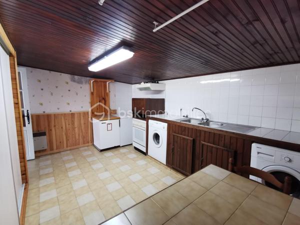 Propriété Béarnaise de caractère, située à 10 minutes d'Orthez en direction de la côte, et bénéficiant d'une vue dominante sur la nature :

Composé de deux maisons d'habitation, cet ensemble immobilier est l'endroit idéal pour un rassemblement familial, une exploitation de gîte rentable, un entrepreneur ayant besoin de nombreux espaces de stationnement et stockage, ou tout simplement pour les amoureux de nature et de calme.

La première maison propose une vie de plain pied sur 69 m², comprenant entrée, séjour, cuisine aménagée/équipée, WC séparé, dégagements avec rangements-penderie et coin buanderie, salle d'eau avec w-c, 2 chambres avec placards-penderies intégrées dont une avec douche et lavabo, l'ensemble fraichement rénové, doté d'une climatisation réversible, de double vitrage récent, d'une micro-station neuve et d'une excellente isolation (DPE en C).
Un jardin coté Sud, terrasse de 60 m², cours avec enrobé, grand préau, joli grange aménagée en atelier et réserve, garage fermé, l'ensemble desservi par une large entrée indépendante avec portail motorisé neuf.

La seconde habitation de 123 m² habitables à finir de rénover, dispose au rez de chaussée d'une arrière cuisine buanderie avec rangements, douche et WC séparé, dégagement, séjour, cuisine, w-c séparé, salle de bains, dégagement, et chambre.
L'étage comprend un couloir qui dessert 2 chambres et un grand bureau ou chambre d'appoint.
Dans les combles de cette Béarnaise, l'isolation a été refaite récemment, sa toiture entièrement refaite à neuf en 1990, l'ensemble charpente / couverture est dans un état impeccable.
Cette seconde maison est tout à fait habitable en l'état : DPE en D, double vitrage pvc partout et climatisation réversible, mais des travaux de remises au normes sont nécessaires au niveau d'une partie de l'électricité, de l’assainissement, de la cuisine et de la salle de bains selon les gouts et les besoins.
Côté extérieurs, vous profiterez d'un jardin plein Sud avec vue sur la nature, d'un puits, d'un grand espace de stationnement privatif, de 2 garages ouverts, d'un cabanon de jardin, d'un grand espace de stockage/aménagements extérieurs avec appentis, d'un magnifique terrain plat avec vue dégagée, à côté d'une jolie foret pour vos balades.

L'ensemble de cette propriété est desservi de manière indépendante par trois entrées pour vos véhicules, et l'ensemble immobilier vient d'être borné en trois grandes parcelles : selon les projets et les besoins, vous pouvez revendre ou mettre en location chaque parcelle à votre guise !
N.B. : 2 compteurs électriques indépendants, également idéal pour démarrer immédiatement une activité de gîte très rentable !

Contactez moi, je me ferai un plaisir de vous présenter ce bel ensemble immobilier à fort potentiel, au calme absolu.