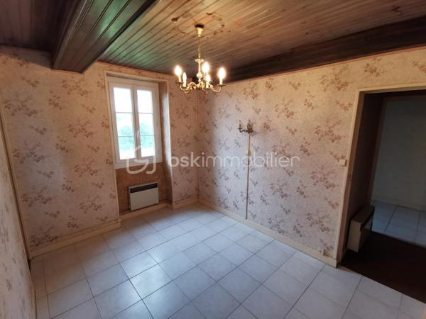 Propriété Béarnaise de caractère, située à 10 minutes d'Orthez en direction de la côte, et bénéficiant d'une vue dominante sur la nature :

Composé de deux maisons d'habitation, cet ensemble immobilier est l'endroit idéal pour un rassemblement familial, une exploitation de gîte rentable, un entrepreneur ayant besoin de nombreux espaces de stationnement et stockage, ou tout simplement pour les amoureux de nature et de calme.

La première maison propose une vie de plain pied sur 69 m², comprenant entrée, séjour, cuisine aménagée/équipée, WC séparé, dégagements avec rangements-penderie et coin buanderie, salle d'eau avec w-c, 2 chambres avec placards-penderies intégrées dont une avec douche et lavabo, l'ensemble fraichement rénové, doté d'une climatisation réversible, de double vitrage récent, d'une micro-station neuve et d'une excellente isolation (DPE en C).
Un jardin coté Sud, terrasse de 60 m², cours avec enrobé, grand préau, joli grange aménagée en atelier et réserve, garage fermé, l'ensemble desservi par une large entrée indépendante avec portail motorisé neuf.

La seconde habitation de 123 m² habitables à finir de rénover, dispose au rez de chaussée d'une arrière cuisine buanderie avec rangements, douche et WC séparé, dégagement, séjour, cuisine, w-c séparé, salle de bains, dégagement, et chambre.
L'étage comprend un couloir qui dessert 2 chambres et un grand bureau ou chambre d'appoint.
Dans les combles de cette Béarnaise, l'isolation a été refaite récemment, sa toiture entièrement refaite à neuf en 1990, l'ensemble charpente / couverture est dans un état impeccable.
Cette seconde maison est tout à fait habitable en l'état : DPE en D, double vitrage pvc partout et climatisation réversible, mais des travaux de remises au normes sont nécessaires au niveau d'une partie de l'électricité, de l’assainissement, de la cuisine et de la salle de bains selon les gouts et les besoins.
Côté extérieurs, vous profiterez d'un jardin plein Sud avec vue sur la nature, d'un puits, d'un grand espace de stationnement privatif, de 2 garages ouverts, d'un cabanon de jardin, d'un grand espace de stockage/aménagements extérieurs avec appentis, d'un magnifique terrain plat avec vue dégagée, à côté d'une jolie foret pour vos balades.

L'ensemble de cette propriété est desservi de manière indépendante par trois entrées pour vos véhicules, et l'ensemble immobilier vient d'être borné en trois grandes parcelles : selon les projets et les besoins, vous pouvez revendre ou mettre en location chaque parcelle à votre guise !
N.B. : 2 compteurs électriques indépendants, également idéal pour démarrer immédiatement une activité de gîte très rentable !

Contactez moi, je me ferai un plaisir de vous présenter ce bel ensemble immobilier à fort potentiel, au calme absolu.