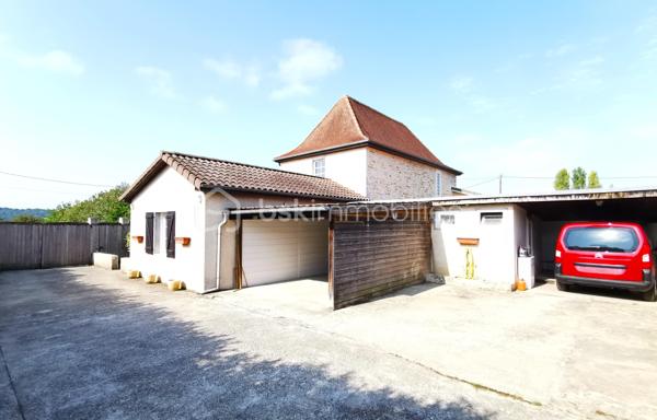 Propriété Béarnaise de caractère, située à 10 minutes d'Orthez en direction de la côte, et bénéficiant d'une vue dominante sur la nature :

Composé de deux maisons d'habitation, cet ensemble immobilier est l'endroit idéal pour un rassemblement familial, une exploitation de gîte rentable, un entrepreneur ayant besoin de nombreux espaces de stationnement et stockage, ou tout simplement pour les amoureux de nature et de calme.

La première maison propose une vie de plain pied sur 69 m², comprenant entrée, séjour, cuisine aménagée/équipée, WC séparé, dégagements avec rangements-penderie et coin buanderie, salle d'eau avec w-c, 2 chambres avec placards-penderies intégrées dont une avec douche et lavabo, l'ensemble fraichement rénové, doté d'une climatisation réversible, de double vitrage récent, d'une micro-station neuve et d'une excellente isolation (DPE en C).
Un jardin coté Sud, terrasse de 60 m², cours avec enrobé, grand préau, joli grange aménagée en atelier et réserve, garage fermé, l'ensemble desservi par une large entrée indépendante avec portail motorisé neuf.

La seconde habitation de 123 m² habitables à finir de rénover, dispose au rez de chaussée d'une arrière cuisine buanderie avec rangements, douche et WC séparé, dégagement, séjour, cuisine, w-c séparé, salle de bains, dégagement, et chambre.
L'étage comprend un couloir qui dessert 2 chambres et un grand bureau ou chambre d'appoint.
Dans les combles de cette Béarnaise, l'isolation a été refaite récemment, sa toiture entièrement refaite à neuf en 1990, l'ensemble charpente / couverture est dans un état impeccable.
Cette seconde maison est tout à fait habitable en l'état : DPE en D, double vitrage pvc partout et climatisation réversible, mais des travaux de remises au normes sont nécessaires au niveau d'une partie de l'électricité, de l’assainissement, de la cuisine et de la salle de bains selon les gouts et les besoins.
Côté extérieurs, vous profiterez d'un jardin plein Sud avec vue sur la nature, d'un puits, d'un grand espace de stationnement privatif, de 2 garages ouverts, d'un cabanon de jardin, d'un grand espace de stockage/aménagements extérieurs avec appentis, d'un magnifique terrain plat avec vue dégagée, à côté d'une jolie foret pour vos balades.

L'ensemble de cette propriété est desservi de manière indépendante par trois entrées pour vos véhicules, et l'ensemble immobilier vient d'être borné en trois grandes parcelles : selon les projets et les besoins, vous pouvez revendre ou mettre en location chaque parcelle à votre guise !
N.B. : 2 compteurs électriques indépendants, également idéal pour démarrer immédiatement une activité de gîte très rentable !

Contactez moi, je me ferai un plaisir de vous présenter ce bel ensemble immobilier à fort potentiel, au calme absolu.