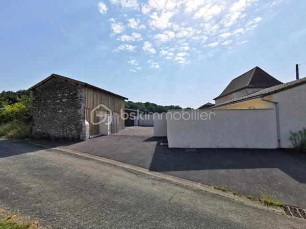 Propriété Béarnaise de caractère, située à 10 minutes d'Orthez en direction de la côte, et bénéficiant d'une vue dominante sur la nature :

Composé de deux maisons d'habitation, cet ensemble immobilier est l'endroit idéal pour un rassemblement familial, une exploitation de gîte rentable, un entrepreneur ayant besoin de nombreux espaces de stationnement et stockage, ou tout simplement pour les amoureux de nature et de calme.

La première maison propose une vie de plain pied sur 69 m², comprenant entrée, séjour, cuisine aménagée/équipée, WC séparé, dégagements avec rangements-penderie et coin buanderie, salle d'eau avec w-c, 2 chambres avec placards-penderies intégrées dont une avec douche et lavabo, l'ensemble fraichement rénové, doté d'une climatisation réversible, de double vitrage récent, d'une micro-station neuve et d'une excellente isolation (DPE en C).
Un jardin coté Sud, terrasse de 60 m², cours avec enrobé, grand préau, joli grange aménagée en atelier et réserve, garage fermé, l'ensemble desservi par une large entrée indépendante avec portail motorisé neuf.

La seconde habitation de 123 m² habitables à finir de rénover, dispose au rez de chaussée d'une arrière cuisine buanderie avec rangements, douche et WC séparé, dégagement, séjour, cuisine, w-c séparé, salle de bains, dégagement, et chambre.
L'étage comprend un couloir qui dessert 2 chambres et un grand bureau ou chambre d'appoint.
Dans les combles de cette Béarnaise, l'isolation a été refaite récemment, sa toiture entièrement refaite à neuf en 1990, l'ensemble charpente / couverture est dans un état impeccable.
Cette seconde maison est tout à fait habitable en l'état : DPE en D, double vitrage pvc partout et climatisation réversible, mais des travaux de remises au normes sont nécessaires au niveau d'une partie de l'électricité, de l’assainissement, de la cuisine et de la salle de bains selon les gouts et les besoins.
Côté extérieurs, vous profiterez d'un jardin plein Sud avec vue sur la nature, d'un puits, d'un grand espace de stationnement privatif, de 2 garages ouverts, d'un cabanon de jardin, d'un grand espace de stockage/aménagements extérieurs avec appentis, d'un magnifique terrain plat avec vue dégagée, à côté d'une jolie foret pour vos balades.

L'ensemble de cette propriété est desservi de manière indépendante par trois entrées pour vos véhicules, et l'ensemble immobilier vient d'être borné en trois grandes parcelles : selon les projets et les besoins, vous pouvez revendre ou mettre en location chaque parcelle à votre guise !
N.B. : 2 compteurs électriques indépendants, également idéal pour démarrer immédiatement une activité de gîte très rentable !

Contactez moi, je me ferai un plaisir de vous présenter ce bel ensemble immobilier à fort potentiel, au calme absolu.