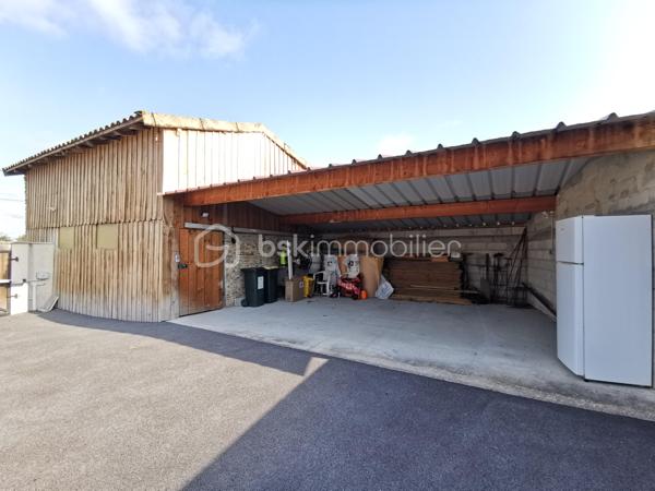 Propriété Béarnaise de caractère, située à 10 minutes d'Orthez en direction de la côte, et bénéficiant d'une vue dominante sur la nature :

Composé de deux maisons d'habitation, cet ensemble immobilier est l'endroit idéal pour un rassemblement familial, une exploitation de gîte rentable, un entrepreneur ayant besoin de nombreux espaces de stationnement et stockage, ou tout simplement pour les amoureux de nature et de calme.

La première maison propose une vie de plain pied sur 69 m², comprenant entrée, séjour, cuisine aménagée/équipée, WC séparé, dégagements avec rangements-penderie et coin buanderie, salle d'eau avec w-c, 2 chambres avec placards-penderies intégrées dont une avec douche et lavabo, l'ensemble fraichement rénové, doté d'une climatisation réversible, de double vitrage récent, d'une micro-station neuve et d'une excellente isolation (DPE en C).
Un jardin coté Sud, terrasse de 60 m², cours avec enrobé, grand préau, joli grange aménagée en atelier et réserve, garage fermé, l'ensemble desservi par une large entrée indépendante avec portail motorisé neuf.

La seconde habitation de 123 m² habitables à finir de rénover, dispose au rez de chaussée d'une arrière cuisine buanderie avec rangements, douche et WC séparé, dégagement, séjour, cuisine, w-c séparé, salle de bains, dégagement, et chambre.
L'étage comprend un couloir qui dessert 2 chambres et un grand bureau ou chambre d'appoint.
Dans les combles de cette Béarnaise, l'isolation a été refaite récemment, sa toiture entièrement refaite à neuf en 1990, l'ensemble charpente / couverture est dans un état impeccable.
Cette seconde maison est tout à fait habitable en l'état : DPE en D, double vitrage pvc partout et climatisation réversible, mais des travaux de remises au normes sont nécessaires au niveau d'une partie de l'électricité, de l’assainissement, de la cuisine et de la salle de bains selon les gouts et les besoins.
Côté extérieurs, vous profiterez d'un jardin plein Sud avec vue sur la nature, d'un puits, d'un grand espace de stationnement privatif, de 2 garages ouverts, d'un cabanon de jardin, d'un grand espace de stockage/aménagements extérieurs avec appentis, d'un magnifique terrain plat avec vue dégagée, à côté d'une jolie foret pour vos balades.

L'ensemble de cette propriété est desservi de manière indépendante par trois entrées pour vos véhicules, et l'ensemble immobilier vient d'être borné en trois grandes parcelles : selon les projets et les besoins, vous pouvez revendre ou mettre en location chaque parcelle à votre guise !
N.B. : 2 compteurs électriques indépendants, également idéal pour démarrer immédiatement une activité de gîte très rentable !

Contactez moi, je me ferai un plaisir de vous présenter ce bel ensemble immobilier à fort potentiel, au calme absolu.