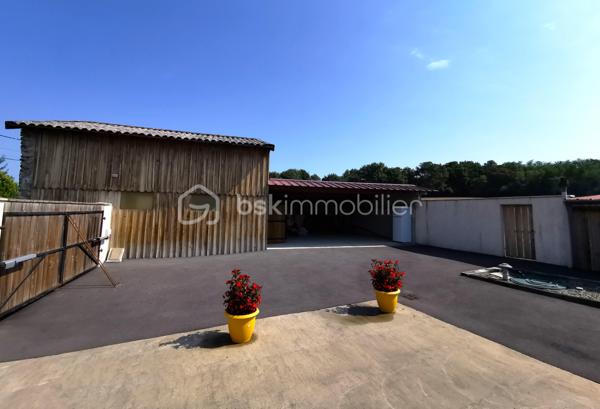 Propriété Béarnaise de caractère, située à 10 minutes d'Orthez en direction de la côte, et bénéficiant d'une vue dominante sur la nature :

Composé de deux maisons d'habitation, cet ensemble immobilier est l'endroit idéal pour un rassemblement familial, une exploitation de gîte rentable, un entrepreneur ayant besoin de nombreux espaces de stationnement et stockage, ou tout simplement pour les amoureux de nature et de calme.

La première maison propose une vie de plain pied sur 69 m², comprenant entrée, séjour, cuisine aménagée/équipée, WC séparé, dégagements avec rangements-penderie et coin buanderie, salle d'eau avec w-c, 2 chambres avec placards-penderies intégrées dont une avec douche et lavabo, l'ensemble fraichement rénové, doté d'une climatisation réversible, de double vitrage récent, d'une micro-station neuve et d'une excellente isolation (DPE en C).
Un jardin coté Sud, terrasse de 60 m², cours avec enrobé, grand préau, joli grange aménagée en atelier et réserve, garage fermé, l'ensemble desservi par une large entrée indépendante avec portail motorisé neuf.

La seconde habitation de 123 m² habitables à finir de rénover, dispose au rez de chaussée d'une arrière cuisine buanderie avec rangements, douche et WC séparé, dégagement, séjour, cuisine, w-c séparé, salle de bains, dégagement, et chambre.
L'étage comprend un couloir qui dessert 2 chambres et un grand bureau ou chambre d'appoint.
Dans les combles de cette Béarnaise, l'isolation a été refaite récemment, sa toiture entièrement refaite à neuf en 1990, l'ensemble charpente / couverture est dans un état impeccable.
Cette seconde maison est tout à fait habitable en l'état : DPE en D, double vitrage pvc partout et climatisation réversible, mais des travaux de remises au normes sont nécessaires au niveau d'une partie de l'électricité, de l’assainissement, de la cuisine et de la salle de bains selon les gouts et les besoins.
Côté extérieurs, vous profiterez d'un jardin plein Sud avec vue sur la nature, d'un puits, d'un grand espace de stationnement privatif, de 2 garages ouverts, d'un cabanon de jardin, d'un grand espace de stockage/aménagements extérieurs avec appentis, d'un magnifique terrain plat avec vue dégagée, à côté d'une jolie foret pour vos balades.

L'ensemble de cette propriété est desservi de manière indépendante par trois entrées pour vos véhicules, et l'ensemble immobilier vient d'être borné en trois grandes parcelles : selon les projets et les besoins, vous pouvez revendre ou mettre en location chaque parcelle à votre guise !
N.B. : 2 compteurs électriques indépendants, également idéal pour démarrer immédiatement une activité de gîte très rentable !

Contactez moi, je me ferai un plaisir de vous présenter ce bel ensemble immobilier à fort potentiel, au calme absolu.