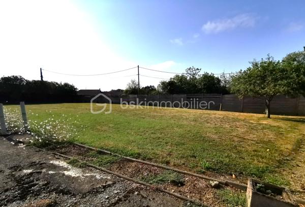 Propriété Béarnaise de caractère, située à 10 minutes d'Orthez en direction de la côte, et bénéficiant d'une vue dominante sur la nature :

Composé de deux maisons d'habitation, cet ensemble immobilier est l'endroit idéal pour un rassemblement familial, une exploitation de gîte rentable, un entrepreneur ayant besoin de nombreux espaces de stationnement et stockage, ou tout simplement pour les amoureux de nature et de calme.

La première maison propose une vie de plain pied sur 69 m², comprenant entrée, séjour, cuisine aménagée/équipée, WC séparé, dégagements avec rangements-penderie et coin buanderie, salle d'eau avec w-c, 2 chambres avec placards-penderies intégrées dont une avec douche et lavabo, l'ensemble fraichement rénové, doté d'une climatisation réversible, de double vitrage récent, d'une micro-station neuve et d'une excellente isolation (DPE en C).
Un jardin coté Sud, terrasse de 60 m², cours avec enrobé, grand préau, joli grange aménagée en atelier et réserve, garage fermé, l'ensemble desservi par une large entrée indépendante avec portail motorisé neuf.

La seconde habitation de 123 m² habitables à finir de rénover, dispose au rez de chaussée d'une arrière cuisine buanderie avec rangements, douche et WC séparé, dégagement, séjour, cuisine, w-c séparé, salle de bains, dégagement, et chambre.
L'étage comprend un couloir qui dessert 2 chambres et un grand bureau ou chambre d'appoint.
Dans les combles de cette Béarnaise, l'isolation a été refaite récemment, sa toiture entièrement refaite à neuf en 1990, l'ensemble charpente / couverture est dans un état impeccable.
Cette seconde maison est tout à fait habitable en l'état : DPE en D, double vitrage pvc partout et climatisation réversible, mais des travaux de remises au normes sont nécessaires au niveau d'une partie de l'électricité, de l’assainissement, de la cuisine et de la salle de bains selon les gouts et les besoins.
Côté extérieurs, vous profiterez d'un jardin plein Sud avec vue sur la nature, d'un puits, d'un grand espace de stationnement privatif, de 2 garages ouverts, d'un cabanon de jardin, d'un grand espace de stockage/aménagements extérieurs avec appentis, d'un magnifique terrain plat avec vue dégagée, à côté d'une jolie foret pour vos balades.

L'ensemble de cette propriété est desservi de manière indépendante par trois entrées pour vos véhicules, et l'ensemble immobilier vient d'être borné en trois grandes parcelles : selon les projets et les besoins, vous pouvez revendre ou mettre en location chaque parcelle à votre guise !
N.B. : 2 compteurs électriques indépendants, également idéal pour démarrer immédiatement une activité de gîte très rentable !

Contactez moi, je me ferai un plaisir de vous présenter ce bel ensemble immobilier à fort potentiel, au calme absolu.