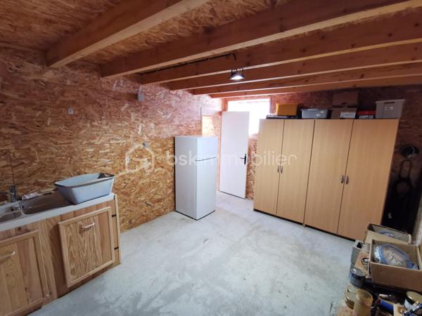 Propriété Béarnaise de caractère, située à 10 minutes d'Orthez en direction de la côte, et bénéficiant d'une vue dominante sur la nature :

Composé de deux maisons d'habitation, cet ensemble immobilier est l'endroit idéal pour un rassemblement familial, une exploitation de gîte rentable, un entrepreneur ayant besoin de nombreux espaces de stationnement et stockage, ou tout simplement pour les amoureux de nature et de calme.

La première maison propose une vie de plain pied sur 69 m², comprenant entrée, séjour, cuisine aménagée/équipée, WC séparé, dégagements avec rangements-penderie et coin buanderie, salle d'eau avec w-c, 2 chambres avec placards-penderies intégrées dont une avec douche et lavabo, l'ensemble fraichement rénové, doté d'une climatisation réversible, de double vitrage récent, d'une micro-station neuve et d'une excellente isolation (DPE en C).
Un jardin coté Sud, terrasse de 60 m², cours avec enrobé, grand préau, joli grange aménagée en atelier et réserve, garage fermé, l'ensemble desservi par une large entrée indépendante avec portail motorisé neuf.

La seconde habitation de 123 m² habitables à finir de rénover, dispose au rez de chaussée d'une arrière cuisine buanderie avec rangements, douche et WC séparé, dégagement, séjour, cuisine, w-c séparé, salle de bains, dégagement, et chambre.
L'étage comprend un couloir qui dessert 2 chambres et un grand bureau ou chambre d'appoint.
Dans les combles de cette Béarnaise, l'isolation a été refaite récemment, sa toiture entièrement refaite à neuf en 1990, l'ensemble charpente / couverture est dans un état impeccable.
Cette seconde maison est tout à fait habitable en l'état : DPE en D, double vitrage pvc partout et climatisation réversible, mais des travaux de remises au normes sont nécessaires au niveau d'une partie de l'électricité, de l’assainissement, de la cuisine et de la salle de bains selon les gouts et les besoins.
Côté extérieurs, vous profiterez d'un jardin plein Sud avec vue sur la nature, d'un puits, d'un grand espace de stationnement privatif, de 2 garages ouverts, d'un cabanon de jardin, d'un grand espace de stockage/aménagements extérieurs avec appentis, d'un magnifique terrain plat avec vue dégagée, à côté d'une jolie foret pour vos balades.

L'ensemble de cette propriété est desservi de manière indépendante par trois entrées pour vos véhicules, et l'ensemble immobilier vient d'être borné en trois grandes parcelles : selon les projets et les besoins, vous pouvez revendre ou mettre en location chaque parcelle à votre guise !
N.B. : 2 compteurs électriques indépendants, également idéal pour démarrer immédiatement une activité de gîte très rentable !

Contactez moi, je me ferai un plaisir de vous présenter ce bel ensemble immobilier à fort potentiel, au calme absolu.