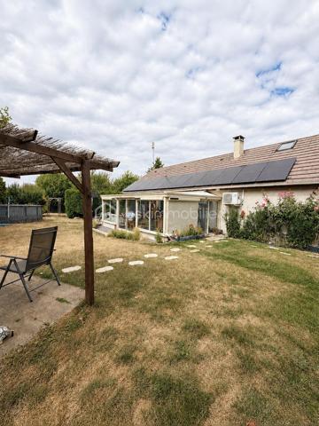 Située à 7 minutes de Gisors, cette maison de plain-pied de 100 m² offre un cadre de vie calme et fonctionnel, idéal pour une famille recherchant confort et luminosité. Elle se compose de 6 pièces dont 4 chambres, avec une configuration pensée pour le quotidien.

INTÉRIEUR :

Dès l'entrée, vous découvrez un espace avec placards intégrés offrant de nombreux rangements. La maison bénéficie de beaux volumes et d'une belle luminosité naturelle.

La cuisine équipée et aménagée s'ouvre sur un grand séjour installé dans une véranda, créant un espace de vie convivial et baigné de lumière. Un poêle à bois complète l'installation de chauffage électrique et apporte une ambiance chaleureuse. La climatisation assure un confort optimal en toutes saisons.

La partie nuit comprend 4 chambres aux volumes généreux. Une salle d'eau avec douche à l'italienne et des toilettes séparées complètent l'agencement intérieur.

ÉQUIPEMENTS :

La maison est équipée de 12 panneaux solaires, permettant de réaliser des économies d'énergie substantielles. Un grand garage accessible depuis l'intérieur offre praticité au quotidien. Une pièce attenante peut servir de grenier ou être aménagée en bureau selon vos besoins.

EXTÉRIEUR :

Le terrain de 1100 m² constitue un véritable atout pour profiter pleinement de l'extérieur. Vous y trouverez une piscine pour les beaux jours, une serre pour les amateurs de jardinage, un petit chalet pouvant servir d'espace de stockage ou d'atelier, ainsi qu'une pergola créant un coin ombragé agréable.

L'ensemble bénéficie d'une exposition lumineuse et d'un environnement calme, offrant un cadre de vie agréable à quelques minutes des commodités.

Contactez Xavier Collard, votre mandataire BSK Immobilier, pour organiser une visite.