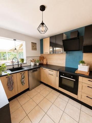 Située à 7 minutes de Gisors, cette maison de plain-pied de 100 m² offre un cadre de vie calme et fonctionnel, idéal pour une famille recherchant confort et luminosité. Elle se compose de 6 pièces dont 4 chambres, avec une configuration pensée pour le quotidien.

INTÉRIEUR :

Dès l'entrée, vous découvrez un espace avec placards intégrés offrant de nombreux rangements. La maison bénéficie de beaux volumes et d'une belle luminosité naturelle.

La cuisine équipée et aménagée s'ouvre sur un grand séjour installé dans une véranda, créant un espace de vie convivial et baigné de lumière. Un poêle à bois complète l'installation de chauffage électrique et apporte une ambiance chaleureuse. La climatisation assure un confort optimal en toutes saisons.

La partie nuit comprend 4 chambres aux volumes généreux. Une salle d'eau avec douche à l'italienne et des toilettes séparées complètent l'agencement intérieur.

ÉQUIPEMENTS :

La maison est équipée de 12 panneaux solaires, permettant de réaliser des économies d'énergie substantielles. Un grand garage accessible depuis l'intérieur offre praticité au quotidien. Une pièce attenante peut servir de grenier ou être aménagée en bureau selon vos besoins.

EXTÉRIEUR :

Le terrain de 1100 m² constitue un véritable atout pour profiter pleinement de l'extérieur. Vous y trouverez une piscine pour les beaux jours, une serre pour les amateurs de jardinage, un petit chalet pouvant servir d'espace de stockage ou d'atelier, ainsi qu'une pergola créant un coin ombragé agréable.

L'ensemble bénéficie d'une exposition lumineuse et d'un environnement calme, offrant un cadre de vie agréable à quelques minutes des commodités.

Contactez Xavier Collard, votre mandataire BSK Immobilier, pour organiser une visite.