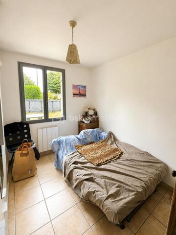 Située à 7 minutes de Gisors, cette maison de plain-pied de 100 m² offre un cadre de vie calme et fonctionnel, idéal pour une famille recherchant confort et luminosité. Elle se compose de 6 pièces dont 4 chambres, avec une configuration pensée pour le quotidien.

INTÉRIEUR :

Dès l'entrée, vous découvrez un espace avec placards intégrés offrant de nombreux rangements. La maison bénéficie de beaux volumes et d'une belle luminosité naturelle.

La cuisine équipée et aménagée s'ouvre sur un grand séjour installé dans une véranda, créant un espace de vie convivial et baigné de lumière. Un poêle à bois complète l'installation de chauffage électrique et apporte une ambiance chaleureuse. La climatisation assure un confort optimal en toutes saisons.

La partie nuit comprend 4 chambres aux volumes généreux. Une salle d'eau avec douche à l'italienne et des toilettes séparées complètent l'agencement intérieur.

ÉQUIPEMENTS :

La maison est équipée de 12 panneaux solaires, permettant de réaliser des économies d'énergie substantielles. Un grand garage accessible depuis l'intérieur offre praticité au quotidien. Une pièce attenante peut servir de grenier ou être aménagée en bureau selon vos besoins.

EXTÉRIEUR :

Le terrain de 1100 m² constitue un véritable atout pour profiter pleinement de l'extérieur. Vous y trouverez une piscine pour les beaux jours, une serre pour les amateurs de jardinage, un petit chalet pouvant servir d'espace de stockage ou d'atelier, ainsi qu'une pergola créant un coin ombragé agréable.

L'ensemble bénéficie d'une exposition lumineuse et d'un environnement calme, offrant un cadre de vie agréable à quelques minutes des commodités.

Contactez Xavier Collard, votre mandataire BSK Immobilier, pour organiser une visite.