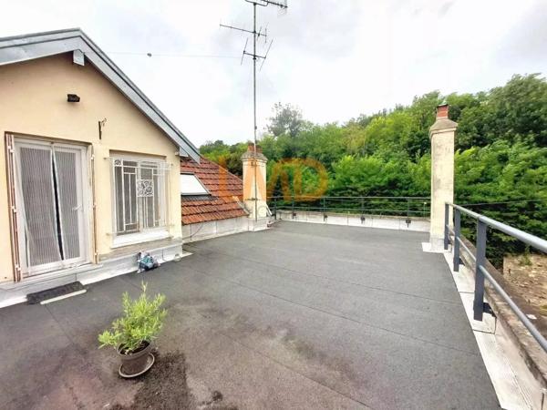 Avon, appartement avec grande terrasse, cave et parking