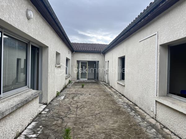 Dans le centre de Lesparre-Médoc, idéalement situé dans une petite rue calme.
Cet immeuble d'environ 320m2 de plain pieds comprend plusieurs anciens locaux professionnels types para-médicaux.
Il est tout à fait possible de ré amenager l'espace en 6 appartements (DP acceptée par la mairie).
Ou bien rénover pour louer de nouveaux les locaux.
Très beau potentiel, idéal investisseurs.
A venir visiter sans tarder !