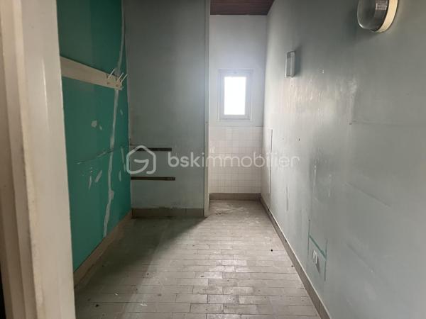Dans le centre de Lesparre-Médoc, idéalement situé dans une petite rue calme.
Cet immeuble d'environ 320m2 de plain pieds comprend plusieurs anciens locaux professionnels types para-médicaux.
Il est tout à fait possible de ré amenager l'espace en 6 appartements (DP acceptée par la mairie).
Ou bien rénover pour louer de nouveaux les locaux.
Très beau potentiel, idéal investisseurs.
A venir visiter sans tarder !