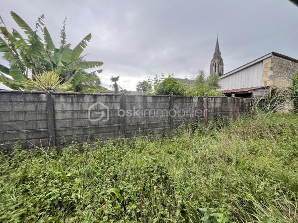 Dans le centre de Lesparre-Médoc, idéalement situé dans une petite rue calme.
Cet immeuble d'environ 320m2 de plain pieds comprend plusieurs anciens locaux professionnels types para-médicaux.
Il est tout à fait possible de ré amenager l'espace en 6 appartements (DP acceptée par la mairie).
Ou bien rénover pour louer de nouveaux les locaux.
Très beau potentiel, idéal investisseurs.
A venir visiter sans tarder !