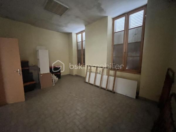 Dans le centre de Lesparre-Médoc, idéalement situé dans une petite rue calme.
Cet immeuble d'environ 320m2 de plain pieds comprend plusieurs anciens locaux professionnels types para-médicaux.
Il est tout à fait possible de ré amenager l'espace en 6 appartements (DP acceptée par la mairie).
Ou bien rénover pour louer de nouveaux les locaux.
Très beau potentiel, idéal investisseurs.
A venir visiter sans tarder !