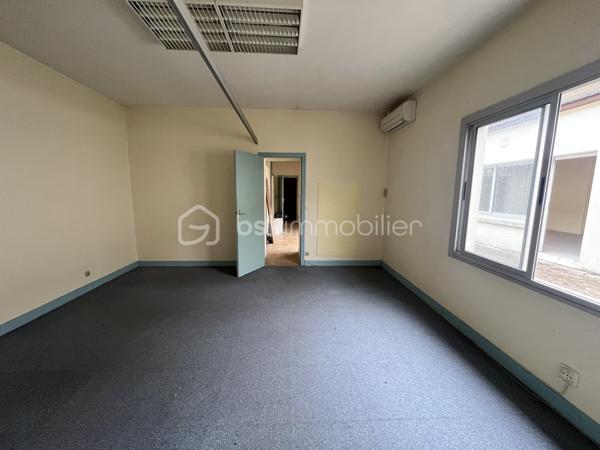 Dans le centre de Lesparre-Médoc, idéalement situé dans une petite rue calme.
Cet immeuble d'environ 320m2 de plain pieds comprend plusieurs anciens locaux professionnels types para-médicaux.
Il est tout à fait possible de ré amenager l'espace en 6 appartements (DP acceptée par la mairie).
Ou bien rénover pour louer de nouveaux les locaux.
Très beau potentiel, idéal investisseurs.
A venir visiter sans tarder !