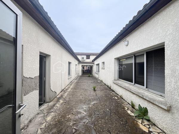 Dans le centre de Lesparre-Médoc, idéalement situé dans une petite rue calme.
Cet immeuble d'environ 320m2 de plain pieds comprend plusieurs anciens locaux professionnels types para-médicaux.
Il est tout à fait possible de ré amenager l'espace en 6 appartements (DP acceptée par la mairie).
Ou bien rénover pour louer de nouveaux les locaux.
Très beau potentiel, idéal investisseurs.
A venir visiter sans tarder !