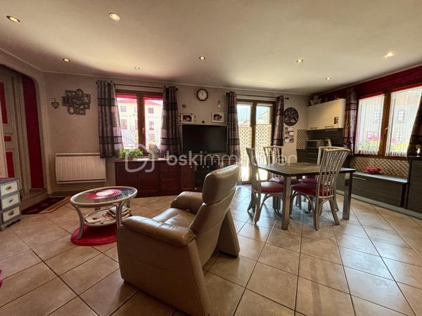 Venez découvrir cette grande maison de village mitoyenne, offrant un potentiel exceptionnel de 123,55 m2 habitables et 243,94 m² utile, idéalement située à Lanslebourg, au cœur de la station de Val-Cenis.

Ce bien aux multiples possibilités conviendra aussi bien à une grande famille, à un commerçant souhaitant s’installer, qu’à un investisseur à la recherche d’un projet à fort potentiel.

Un ensemble immobilier aux nombreuses possibilités

La maison se compose notamment de :

Un premier appartement T3 de 65,33 m² au sol, dont 56,94 m² loi Carrez.
Un second appartement T3 de 58,22 m² loi Carrez.
Un vaste local commercial ou espace pouvant être aménagé en dépendance, d’une superficie d’environ 120,39 m².
Un garage de 18,50 m².
Une agréable terrasse de 20 m², idéale pour profiter des beaux jours.
Un balcon de 7,50 m².
L’ensemble offre ainsi de nombreuses possibilités d’aménagement : résidence principale, projet familial, activité professionnelle ou investissement locatif.

Confort et équipements

La maison bénéficie d’un chauffage entièrement électrique, de volets en bois traditionnels ainsi que de triple vitrage, apportant confort et isolation.

Un emplacement privilégié au cœur de Val-Cenis

Située à Lanslebourg, cette maison profite d’un environnement particulièrement recherché. Lanslebourg est un village-station de Val-Cenis, au cœur des Alpes.

Le domaine skiable de Val-Cenis offre 125 km de pistes, avec des installations modernes, permettant de profiter pleinement des activités de montagne en hiver comme en été.

Val-Cenis, c’est aussi un village vivant toute l’année, avec ses commerces, ses services et son système scolaire, offrant une véritable vie locale et une attractivité aussi bien touristique que résidentielle.