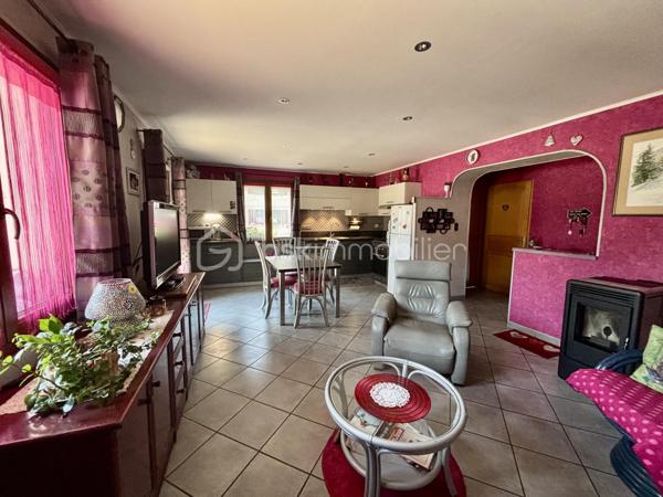 Venez découvrir cette grande maison de village mitoyenne, offrant un potentiel exceptionnel de 123,55 m2 habitables et 243,94 m² utile, idéalement située à Lanslebourg, au cœur de la station de Val-Cenis.

Ce bien aux multiples possibilités conviendra aussi bien à une grande famille, à un commerçant souhaitant s’installer, qu’à un investisseur à la recherche d’un projet à fort potentiel.

Un ensemble immobilier aux nombreuses possibilités

La maison se compose notamment de :

Un premier appartement T3 de 65,33 m² au sol, dont 56,94 m² loi Carrez.
Un second appartement T3 de 58,22 m² loi Carrez.
Un vaste local commercial ou espace pouvant être aménagé en dépendance, d’une superficie d’environ 120,39 m².
Un garage de 18,50 m².
Une agréable terrasse de 20 m², idéale pour profiter des beaux jours.
Un balcon de 7,50 m².
L’ensemble offre ainsi de nombreuses possibilités d’aménagement : résidence principale, projet familial, activité professionnelle ou investissement locatif.

Confort et équipements

La maison bénéficie d’un chauffage entièrement électrique, de volets en bois traditionnels ainsi que de triple vitrage, apportant confort et isolation.

Un emplacement privilégié au cœur de Val-Cenis

Située à Lanslebourg, cette maison profite d’un environnement particulièrement recherché. Lanslebourg est un village-station de Val-Cenis, au cœur des Alpes.

Le domaine skiable de Val-Cenis offre 125 km de pistes, avec des installations modernes, permettant de profiter pleinement des activités de montagne en hiver comme en été.

Val-Cenis, c’est aussi un village vivant toute l’année, avec ses commerces, ses services et son système scolaire, offrant une véritable vie locale et une attractivité aussi bien touristique que résidentielle.