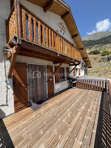 Venez découvrir cette grande maison de village mitoyenne, offrant un potentiel exceptionnel de 123,55 m2 habitables et 243,94 m² utile, idéalement située à Lanslebourg, au cœur de la station de Val-Cenis.

Ce bien aux multiples possibilités conviendra aussi bien à une grande famille, à un commerçant souhaitant s’installer, qu’à un investisseur à la recherche d’un projet à fort potentiel.

Un ensemble immobilier aux nombreuses possibilités

La maison se compose notamment de :

Un premier appartement T3 de 65,33 m² au sol, dont 56,94 m² loi Carrez.
Un second appartement T3 de 58,22 m² loi Carrez.
Un vaste local commercial ou espace pouvant être aménagé en dépendance, d’une superficie d’environ 120,39 m².
Un garage de 18,50 m².
Une agréable terrasse de 20 m², idéale pour profiter des beaux jours.
Un balcon de 7,50 m².
L’ensemble offre ainsi de nombreuses possibilités d’aménagement : résidence principale, projet familial, activité professionnelle ou investissement locatif.

Confort et équipements

La maison bénéficie d’un chauffage entièrement électrique, de volets en bois traditionnels ainsi que de triple vitrage, apportant confort et isolation.

Un emplacement privilégié au cœur de Val-Cenis

Située à Lanslebourg, cette maison profite d’un environnement particulièrement recherché. Lanslebourg est un village-station de Val-Cenis, au cœur des Alpes.

Le domaine skiable de Val-Cenis offre 125 km de pistes, avec des installations modernes, permettant de profiter pleinement des activités de montagne en hiver comme en été.

Val-Cenis, c’est aussi un village vivant toute l’année, avec ses commerces, ses services et son système scolaire, offrant une véritable vie locale et une attractivité aussi bien touristique que résidentielle.