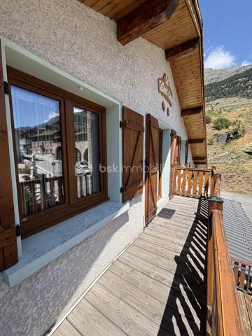 Venez découvrir cette grande maison de village mitoyenne, offrant un potentiel exceptionnel de 123,55 m2 habitables et 243,94 m² utile, idéalement située à Lanslebourg, au cœur de la station de Val-Cenis.

Ce bien aux multiples possibilités conviendra aussi bien à une grande famille, à un commerçant souhaitant s’installer, qu’à un investisseur à la recherche d’un projet à fort potentiel.

Un ensemble immobilier aux nombreuses possibilités

La maison se compose notamment de :

Un premier appartement T3 de 65,33 m² au sol, dont 56,94 m² loi Carrez.
Un second appartement T3 de 58,22 m² loi Carrez.
Un vaste local commercial ou espace pouvant être aménagé en dépendance, d’une superficie d’environ 120,39 m².
Un garage de 18,50 m².
Une agréable terrasse de 20 m², idéale pour profiter des beaux jours.
Un balcon de 7,50 m².
L’ensemble offre ainsi de nombreuses possibilités d’aménagement : résidence principale, projet familial, activité professionnelle ou investissement locatif.

Confort et équipements

La maison bénéficie d’un chauffage entièrement électrique, de volets en bois traditionnels ainsi que de triple vitrage, apportant confort et isolation.

Un emplacement privilégié au cœur de Val-Cenis

Située à Lanslebourg, cette maison profite d’un environnement particulièrement recherché. Lanslebourg est un village-station de Val-Cenis, au cœur des Alpes.

Le domaine skiable de Val-Cenis offre 125 km de pistes, avec des installations modernes, permettant de profiter pleinement des activités de montagne en hiver comme en été.

Val-Cenis, c’est aussi un village vivant toute l’année, avec ses commerces, ses services et son système scolaire, offrant une véritable vie locale et une attractivité aussi bien touristique que résidentielle.