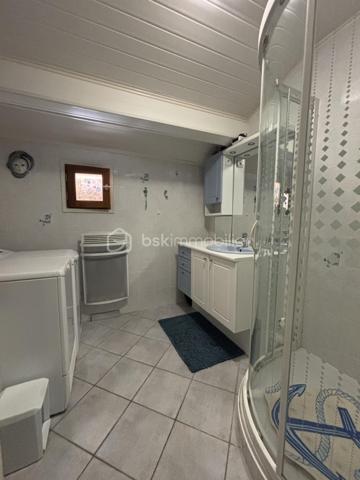 Venez découvrir cette grande maison de village mitoyenne, offrant un potentiel exceptionnel de 123,55 m2 habitables et 243,94 m² utile, idéalement située à Lanslebourg, au cœur de la station de Val-Cenis.

Ce bien aux multiples possibilités conviendra aussi bien à une grande famille, à un commerçant souhaitant s’installer, qu’à un investisseur à la recherche d’un projet à fort potentiel.

Un ensemble immobilier aux nombreuses possibilités

La maison se compose notamment de :

Un premier appartement T3 de 65,33 m² au sol, dont 56,94 m² loi Carrez.
Un second appartement T3 de 58,22 m² loi Carrez.
Un vaste local commercial ou espace pouvant être aménagé en dépendance, d’une superficie d’environ 120,39 m².
Un garage de 18,50 m².
Une agréable terrasse de 20 m², idéale pour profiter des beaux jours.
Un balcon de 7,50 m².
L’ensemble offre ainsi de nombreuses possibilités d’aménagement : résidence principale, projet familial, activité professionnelle ou investissement locatif.

Confort et équipements

La maison bénéficie d’un chauffage entièrement électrique, de volets en bois traditionnels ainsi que de triple vitrage, apportant confort et isolation.

Un emplacement privilégié au cœur de Val-Cenis

Située à Lanslebourg, cette maison profite d’un environnement particulièrement recherché. Lanslebourg est un village-station de Val-Cenis, au cœur des Alpes.

Le domaine skiable de Val-Cenis offre 125 km de pistes, avec des installations modernes, permettant de profiter pleinement des activités de montagne en hiver comme en été.

Val-Cenis, c’est aussi un village vivant toute l’année, avec ses commerces, ses services et son système scolaire, offrant une véritable vie locale et une attractivité aussi bien touristique que résidentielle.