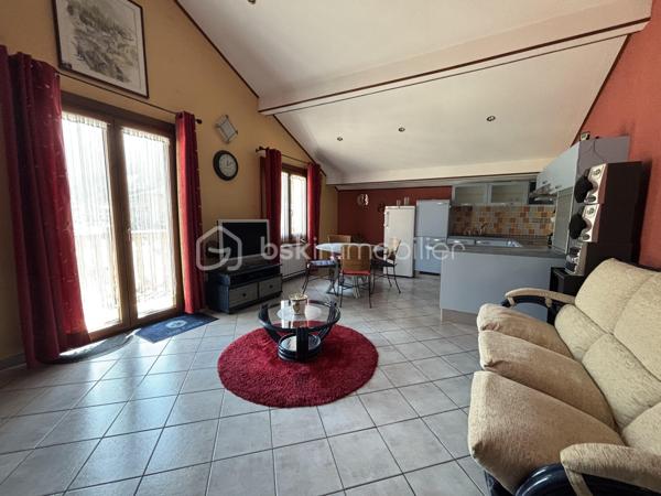 Venez découvrir cette grande maison de village mitoyenne, offrant un potentiel exceptionnel de 123,55 m2 habitables et 243,94 m² utile, idéalement située à Lanslebourg, au cœur de la station de Val-Cenis.

Ce bien aux multiples possibilités conviendra aussi bien à une grande famille, à un commerçant souhaitant s’installer, qu’à un investisseur à la recherche d’un projet à fort potentiel.

Un ensemble immobilier aux nombreuses possibilités

La maison se compose notamment de :

Un premier appartement T3 de 65,33 m² au sol, dont 56,94 m² loi Carrez.
Un second appartement T3 de 58,22 m² loi Carrez.
Un vaste local commercial ou espace pouvant être aménagé en dépendance, d’une superficie d’environ 120,39 m².
Un garage de 18,50 m².
Une agréable terrasse de 20 m², idéale pour profiter des beaux jours.
Un balcon de 7,50 m².
L’ensemble offre ainsi de nombreuses possibilités d’aménagement : résidence principale, projet familial, activité professionnelle ou investissement locatif.

Confort et équipements

La maison bénéficie d’un chauffage entièrement électrique, de volets en bois traditionnels ainsi que de triple vitrage, apportant confort et isolation.

Un emplacement privilégié au cœur de Val-Cenis

Située à Lanslebourg, cette maison profite d’un environnement particulièrement recherché. Lanslebourg est un village-station de Val-Cenis, au cœur des Alpes.

Le domaine skiable de Val-Cenis offre 125 km de pistes, avec des installations modernes, permettant de profiter pleinement des activités de montagne en hiver comme en été.

Val-Cenis, c’est aussi un village vivant toute l’année, avec ses commerces, ses services et son système scolaire, offrant une véritable vie locale et une attractivité aussi bien touristique que résidentielle.