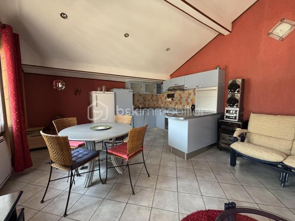 Venez découvrir cette grande maison de village mitoyenne, offrant un potentiel exceptionnel de 123,55 m2 habitables et 243,94 m² utile, idéalement située à Lanslebourg, au cœur de la station de Val-Cenis.

Ce bien aux multiples possibilités conviendra aussi bien à une grande famille, à un commerçant souhaitant s’installer, qu’à un investisseur à la recherche d’un projet à fort potentiel.

Un ensemble immobilier aux nombreuses possibilités

La maison se compose notamment de :

Un premier appartement T3 de 65,33 m² au sol, dont 56,94 m² loi Carrez.
Un second appartement T3 de 58,22 m² loi Carrez.
Un vaste local commercial ou espace pouvant être aménagé en dépendance, d’une superficie d’environ 120,39 m².
Un garage de 18,50 m².
Une agréable terrasse de 20 m², idéale pour profiter des beaux jours.
Un balcon de 7,50 m².
L’ensemble offre ainsi de nombreuses possibilités d’aménagement : résidence principale, projet familial, activité professionnelle ou investissement locatif.

Confort et équipements

La maison bénéficie d’un chauffage entièrement électrique, de volets en bois traditionnels ainsi que de triple vitrage, apportant confort et isolation.

Un emplacement privilégié au cœur de Val-Cenis

Située à Lanslebourg, cette maison profite d’un environnement particulièrement recherché. Lanslebourg est un village-station de Val-Cenis, au cœur des Alpes.

Le domaine skiable de Val-Cenis offre 125 km de pistes, avec des installations modernes, permettant de profiter pleinement des activités de montagne en hiver comme en été.

Val-Cenis, c’est aussi un village vivant toute l’année, avec ses commerces, ses services et son système scolaire, offrant une véritable vie locale et une attractivité aussi bien touristique que résidentielle.