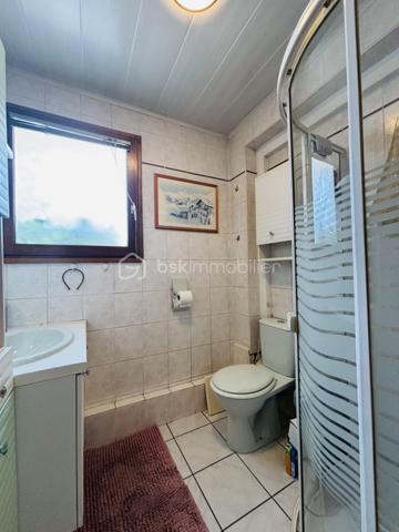 Venez découvrir cette grande maison de village mitoyenne, offrant un potentiel exceptionnel de 123,55 m2 habitables et 243,94 m² utile, idéalement située à Lanslebourg, au cœur de la station de Val-Cenis.

Ce bien aux multiples possibilités conviendra aussi bien à une grande famille, à un commerçant souhaitant s’installer, qu’à un investisseur à la recherche d’un projet à fort potentiel.

Un ensemble immobilier aux nombreuses possibilités

La maison se compose notamment de :

Un premier appartement T3 de 65,33 m² au sol, dont 56,94 m² loi Carrez.
Un second appartement T3 de 58,22 m² loi Carrez.
Un vaste local commercial ou espace pouvant être aménagé en dépendance, d’une superficie d’environ 120,39 m².
Un garage de 18,50 m².
Une agréable terrasse de 20 m², idéale pour profiter des beaux jours.
Un balcon de 7,50 m².
L’ensemble offre ainsi de nombreuses possibilités d’aménagement : résidence principale, projet familial, activité professionnelle ou investissement locatif.

Confort et équipements

La maison bénéficie d’un chauffage entièrement électrique, de volets en bois traditionnels ainsi que de triple vitrage, apportant confort et isolation.

Un emplacement privilégié au cœur de Val-Cenis

Située à Lanslebourg, cette maison profite d’un environnement particulièrement recherché. Lanslebourg est un village-station de Val-Cenis, au cœur des Alpes.

Le domaine skiable de Val-Cenis offre 125 km de pistes, avec des installations modernes, permettant de profiter pleinement des activités de montagne en hiver comme en été.

Val-Cenis, c’est aussi un village vivant toute l’année, avec ses commerces, ses services et son système scolaire, offrant une véritable vie locale et une attractivité aussi bien touristique que résidentielle.
