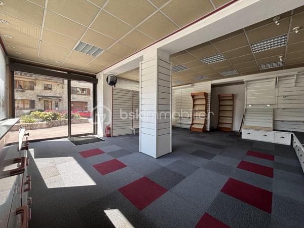 Venez découvrir cette grande maison de village mitoyenne, offrant un potentiel exceptionnel de 123,55 m2 habitables et 243,94 m² utile, idéalement située à Lanslebourg, au cœur de la station de Val-Cenis.

Ce bien aux multiples possibilités conviendra aussi bien à une grande famille, à un commerçant souhaitant s’installer, qu’à un investisseur à la recherche d’un projet à fort potentiel.

Un ensemble immobilier aux nombreuses possibilités

La maison se compose notamment de :

Un premier appartement T3 de 65,33 m² au sol, dont 56,94 m² loi Carrez.
Un second appartement T3 de 58,22 m² loi Carrez.
Un vaste local commercial ou espace pouvant être aménagé en dépendance, d’une superficie d’environ 120,39 m².
Un garage de 18,50 m².
Une agréable terrasse de 20 m², idéale pour profiter des beaux jours.
Un balcon de 7,50 m².
L’ensemble offre ainsi de nombreuses possibilités d’aménagement : résidence principale, projet familial, activité professionnelle ou investissement locatif.

Confort et équipements

La maison bénéficie d’un chauffage entièrement électrique, de volets en bois traditionnels ainsi que de triple vitrage, apportant confort et isolation.

Un emplacement privilégié au cœur de Val-Cenis

Située à Lanslebourg, cette maison profite d’un environnement particulièrement recherché. Lanslebourg est un village-station de Val-Cenis, au cœur des Alpes.

Le domaine skiable de Val-Cenis offre 125 km de pistes, avec des installations modernes, permettant de profiter pleinement des activités de montagne en hiver comme en été.

Val-Cenis, c’est aussi un village vivant toute l’année, avec ses commerces, ses services et son système scolaire, offrant une véritable vie locale et une attractivité aussi bien touristique que résidentielle.