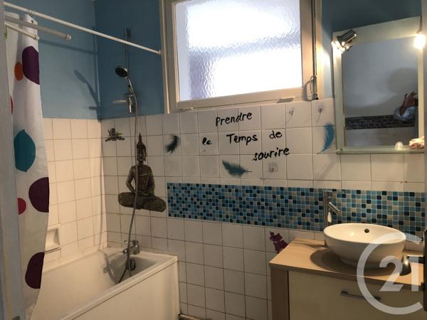 Appartement F4 à vendre  4 pièces - 85,70 m 2   SAINTES  - 17