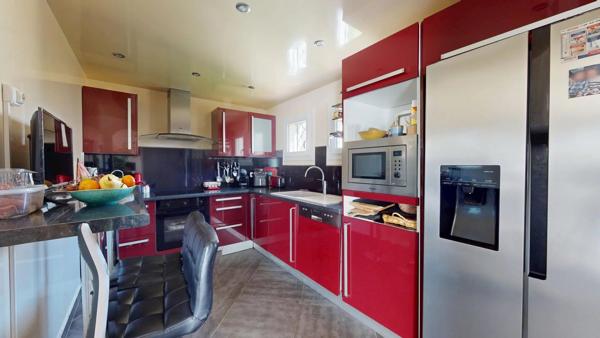 Location                                                      Maison
                        
                     5 pièces                      108 m2                     à La Queue-en-Brie