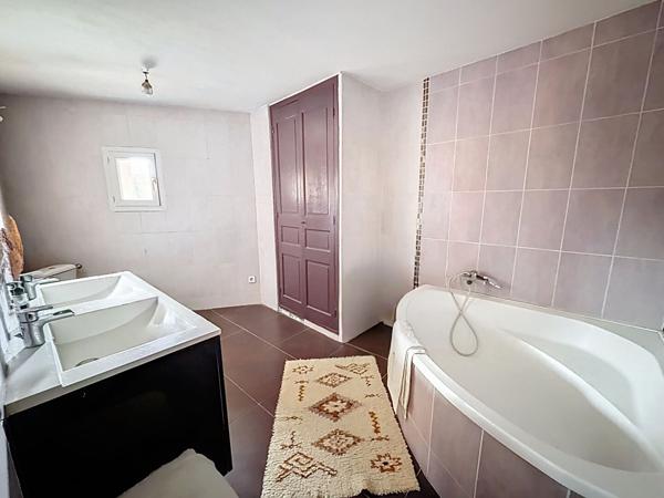 A VENDRE EN EXCLUSIVITÉ ! Vidauban : 117 m² de charme + 70 m² de garage, proche des commodités à pied, un bien rare !