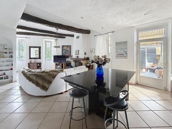 A VENDRE EN EXCLUSIVITÉ ! Vidauban : 117 m² de charme + 70 m² de garage, proche des commodités à pied, un bien rare !