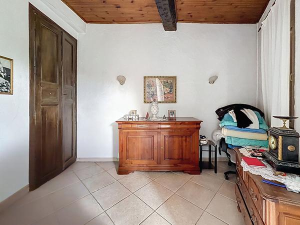 A VENDRE EN EXCLUSIVITÉ ! Vidauban : 117 m² de charme + 70 m² de garage, proche des commodités à pied, un bien rare !