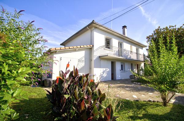 LE PASSAGE - Maison de 130m² habitables avec 4 chambres, 2 garages et jardin de 700m².