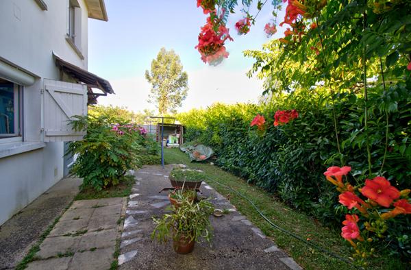 LE PASSAGE - Maison de 130m² habitables avec 4 chambres, 2 garages et jardin de 700m².