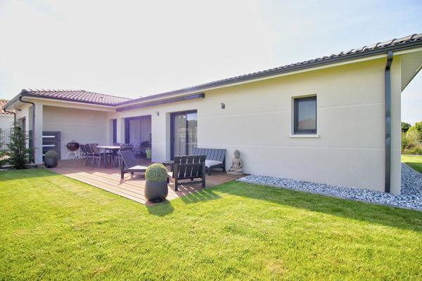 ESTILLAC - Maison récente de plain-pied lumineuse et fonctionnelle de 104 m² avec garage et jardin dans un environnement calme.