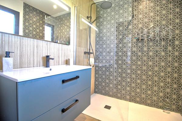 ESTILLAC - Maison récente de plain-pied lumineuse et fonctionnelle de 104 m² avec garage et jardin dans un environnement calme.