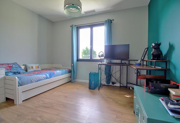 ESTILLAC - Maison récente de plain-pied lumineuse et fonctionnelle de 104 m² avec garage et jardin dans un environnement calme.