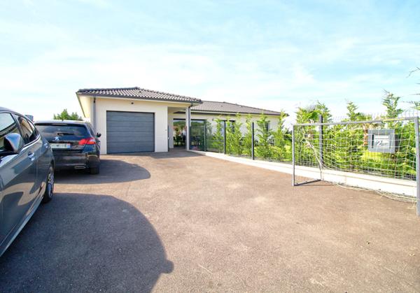 ESTILLAC - Maison récente de plain-pied lumineuse et fonctionnelle de 104 m² avec garage et jardin dans un environnement calme.