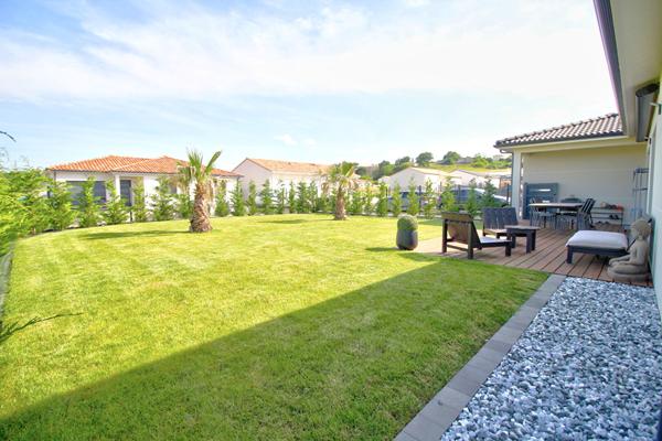 ESTILLAC - Maison récente de plain-pied lumineuse et fonctionnelle de 104 m² avec garage et jardin dans un environnement calme.