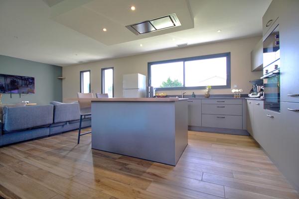 ESTILLAC - Maison récente de plain-pied lumineuse et fonctionnelle de 104 m² avec garage et jardin dans un environnement calme.