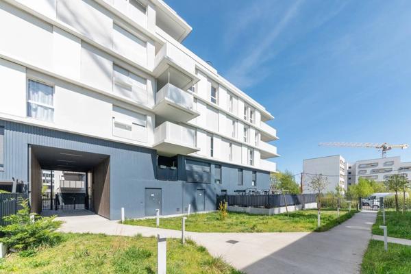 Rare/T2 – 36,40 m² – terrasse 22 m² sans vis-à-vis – garage box en sus – Vaulx-en-Velin
