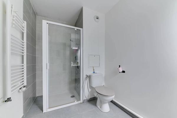 Rare/T2 – 36,40 m² – terrasse 22 m² sans vis-à-vis – garage box en sus – Vaulx-en-Velin
